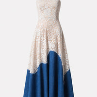 Abito midi in denim e macramé avorio con scollo halter e gonna asimmetrica