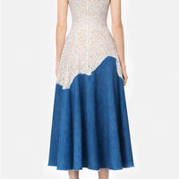 Abito midi in denim e macramé avorio con scollo halter e gonna asimmetrica