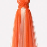 Abito lungo bustier in tulle arancio con base nude in crinolina e drappeggio incrociato