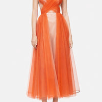Abito lungo bustier in tulle arancio con base nude in crinolina e drappeggio incrociato