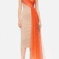 Abito tubino midi con bustier in tulle nude e drappeggio asimmetrico arancio