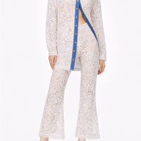 Pantalone in pizzo macramé a vita alta con gamba flare e fondo smerlato