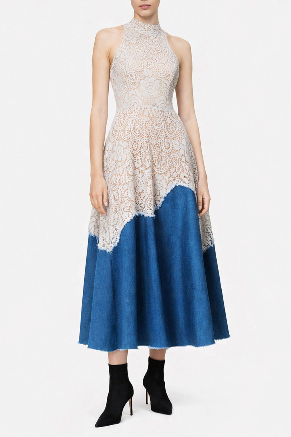 Abito midi in denim e macramé avorio con scollo halter e gonna asimmetrica