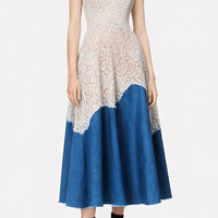 Abito midi in denim e macramé avorio con scollo halter e gonna asimmetrica