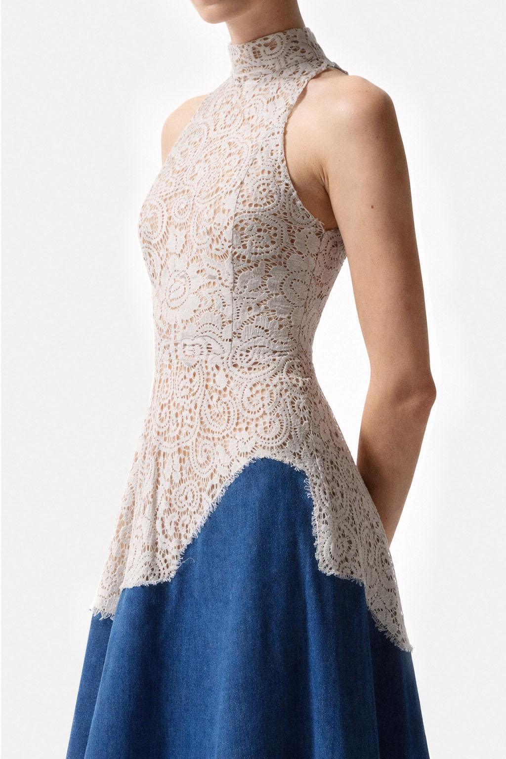 Abito midi in denim e macramé avorio con scollo halter e gonna asimmetrica
