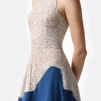 Abito midi in denim e macramé avorio con scollo halter e gonna asimmetrica