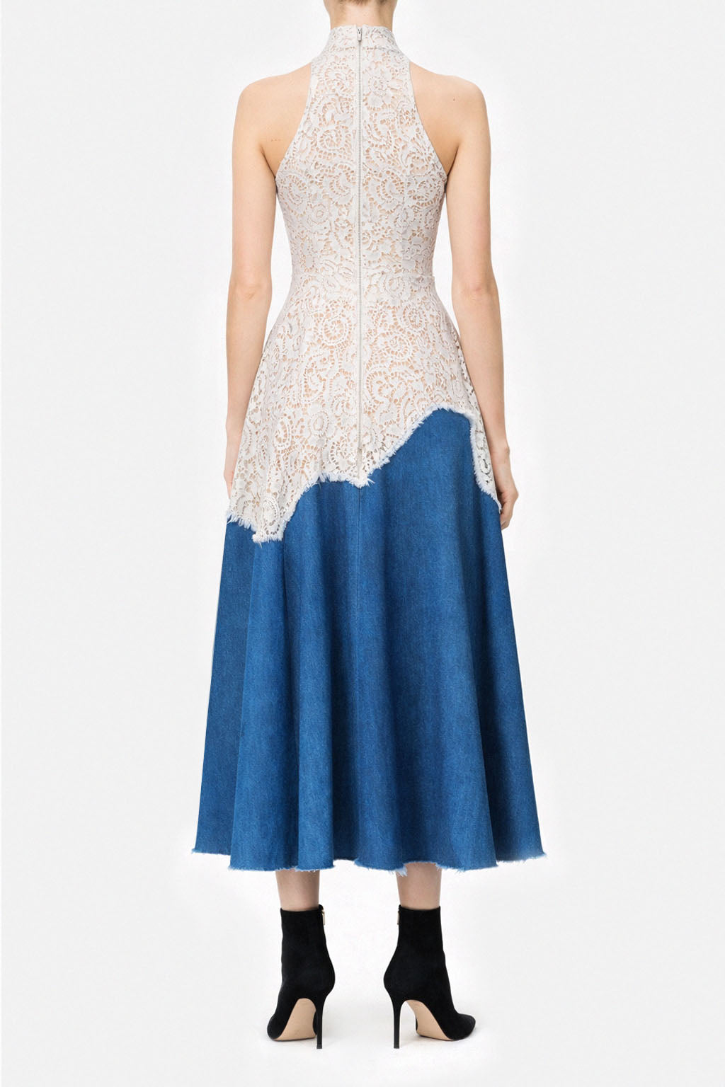 Abito midi in denim e macramé avorio con scollo halter e gonna asimmetrica