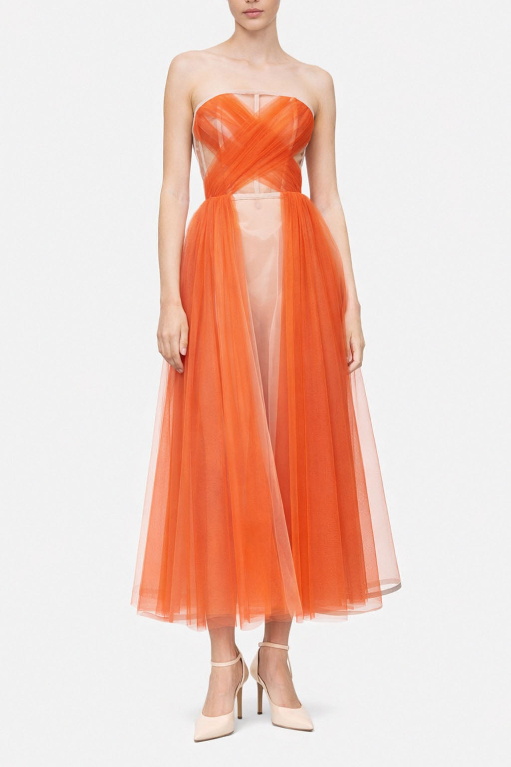 Abito lungo bustier in tulle arancio con base nude in crinolina e drappeggio incrociato