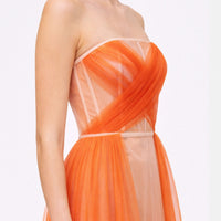Abito lungo bustier in tulle arancio con base nude in crinolina e drappeggio incrociato