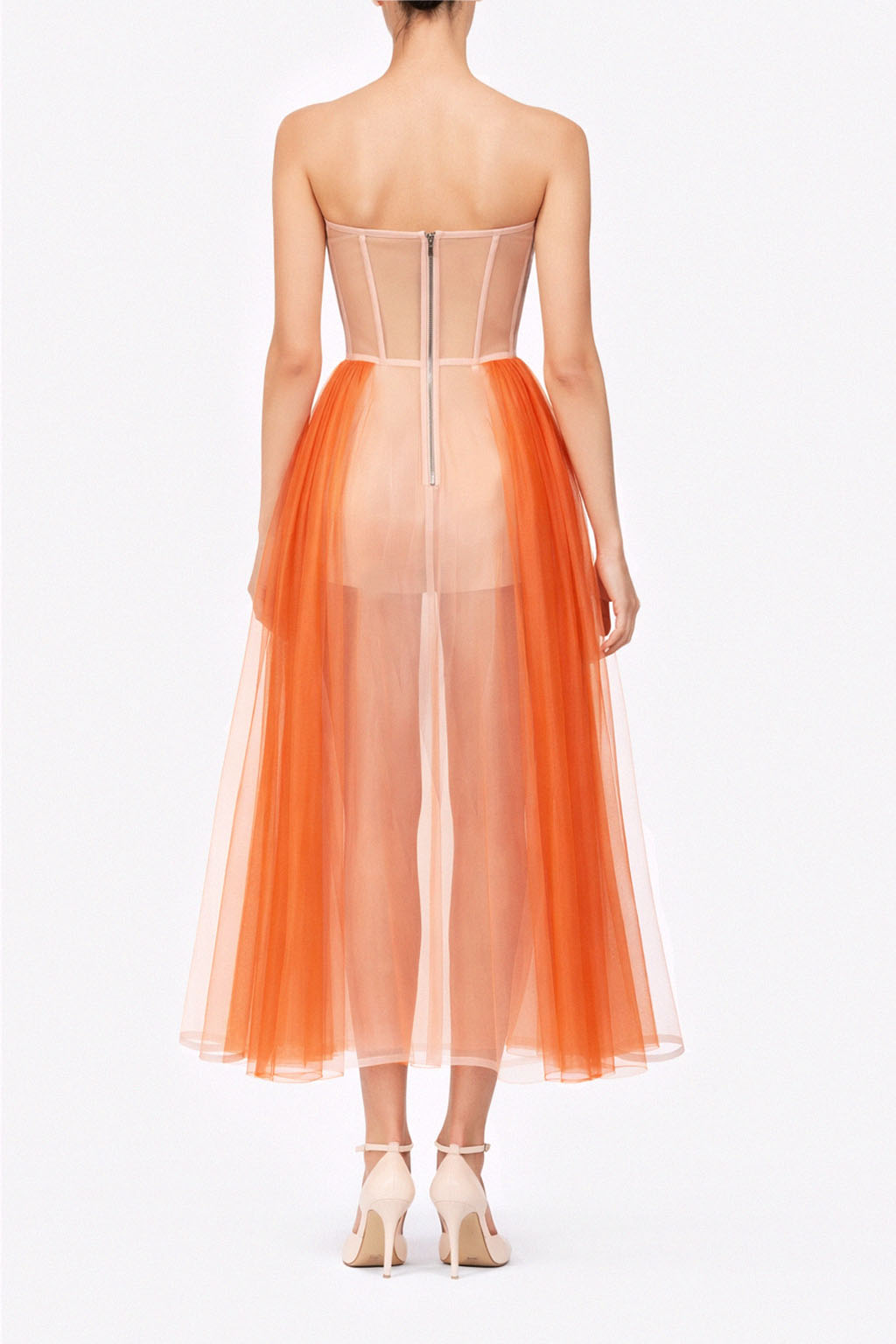 Abito lungo bustier in tulle arancio con base nude in crinolina e drappeggio incrociato