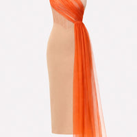 Abito tubino midi con bustier in tulle nude e drappeggio asimmetrico arancio