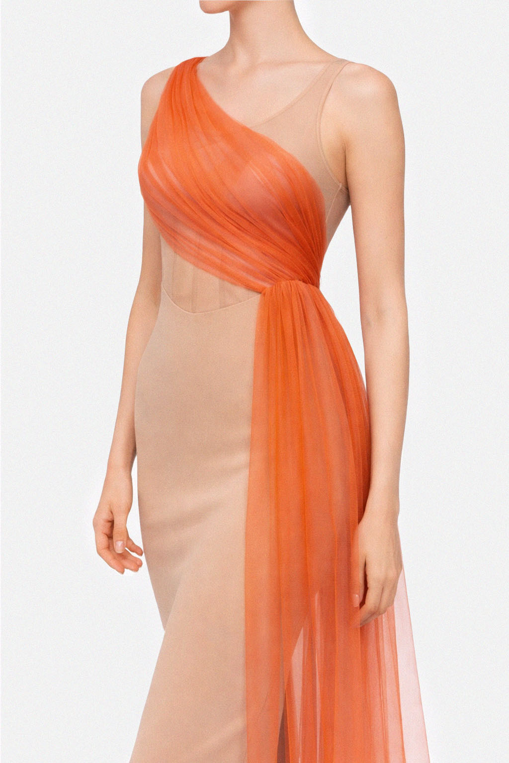 Abito tubino midi con bustier in tulle nude e drappeggio asimmetrico arancio