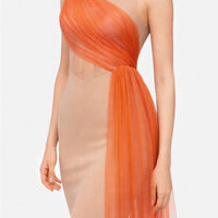 Abito tubino midi con bustier in tulle nude e drappeggio asimmetrico arancio