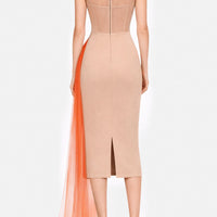 Abito tubino midi con bustier in tulle nude e drappeggio asimmetrico arancio