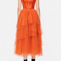 Abito midi in tulle con corpetto effetto bustier spalmato e gonna a balze