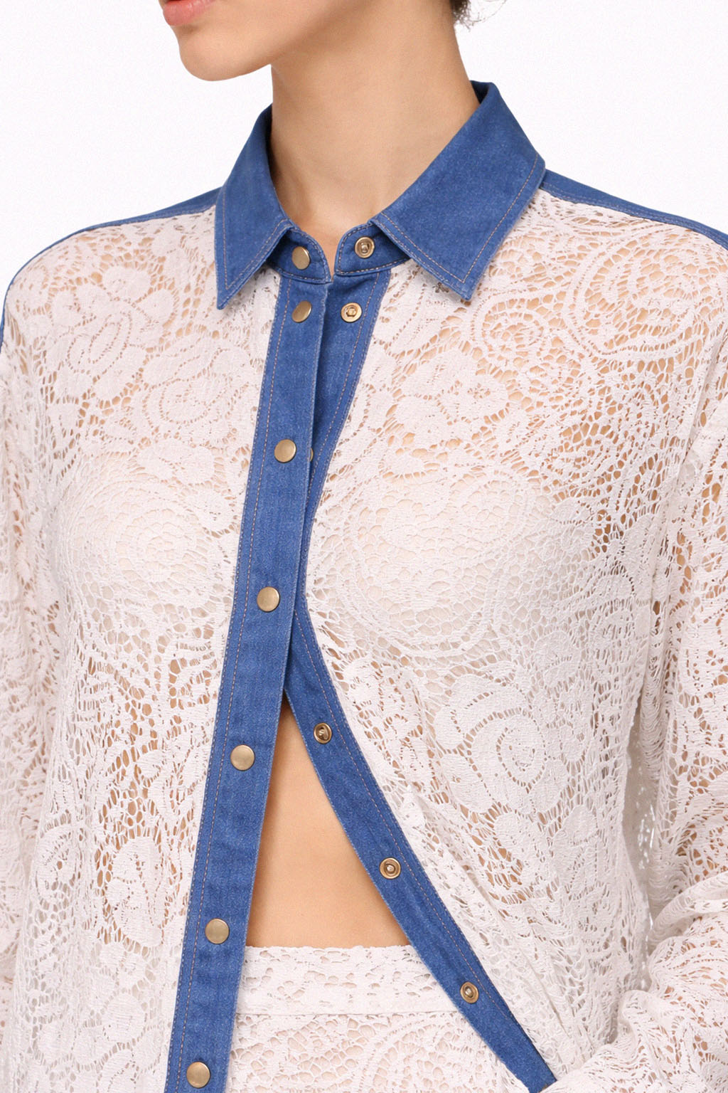 Camicia in pizzo macramé trasparente con inserti in denim