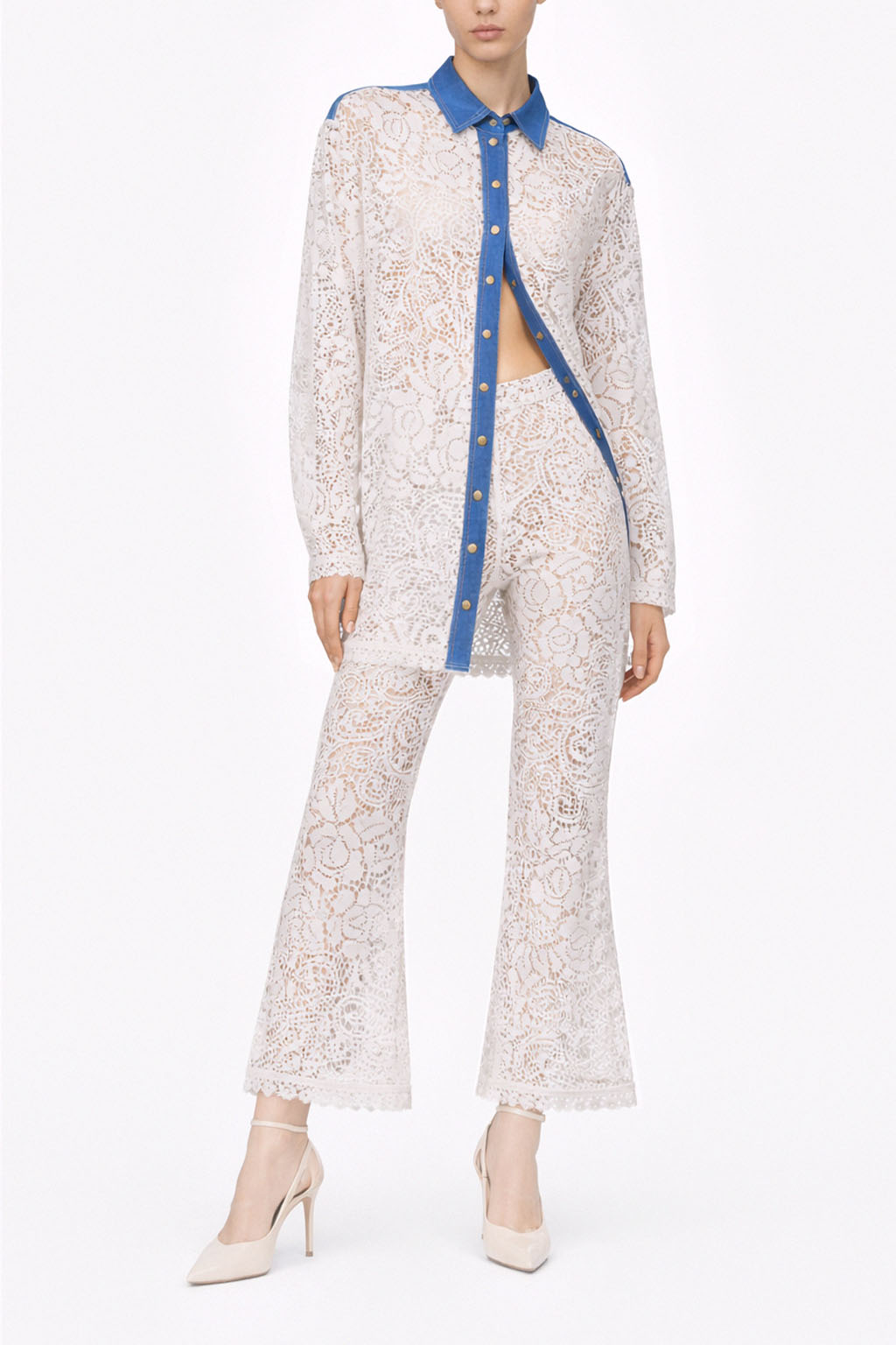 Pantalone in pizzo macramé a vita alta con gamba flare e fondo smerlato