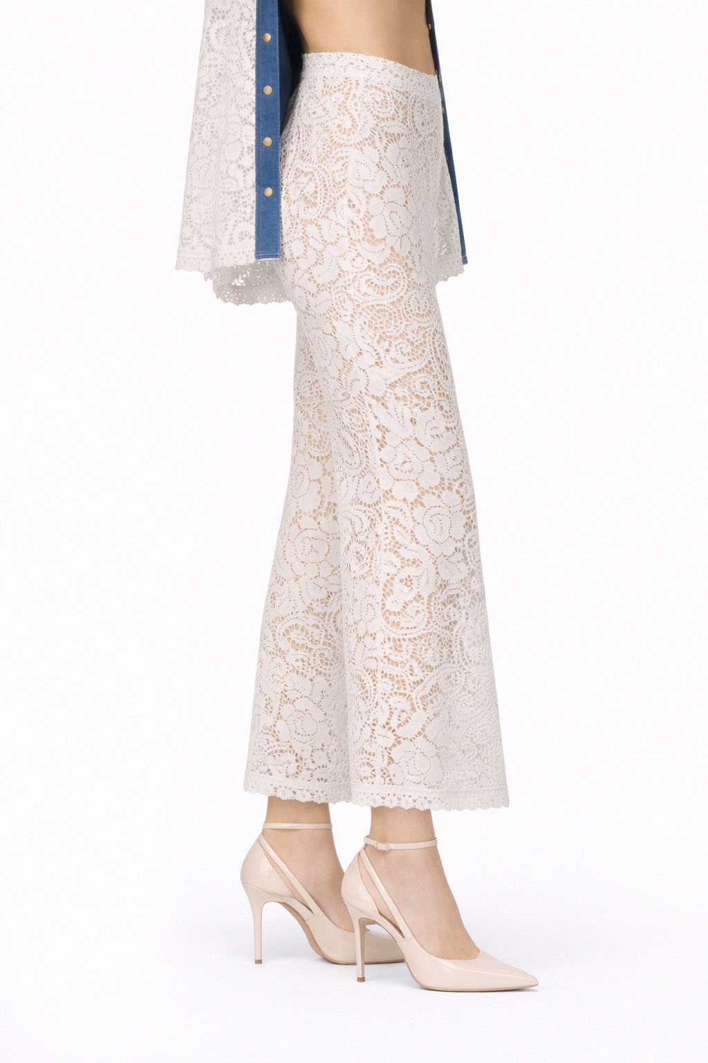 Pantalone in pizzo macramé a vita alta con gamba flare e fondo smerlato