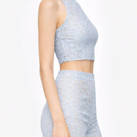 Top crop in pizzo macramé con collo alto e taglio halter