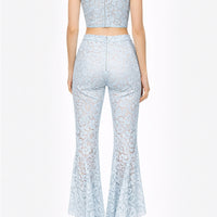 Top crop in pizzo macramé con collo alto e taglio halter
