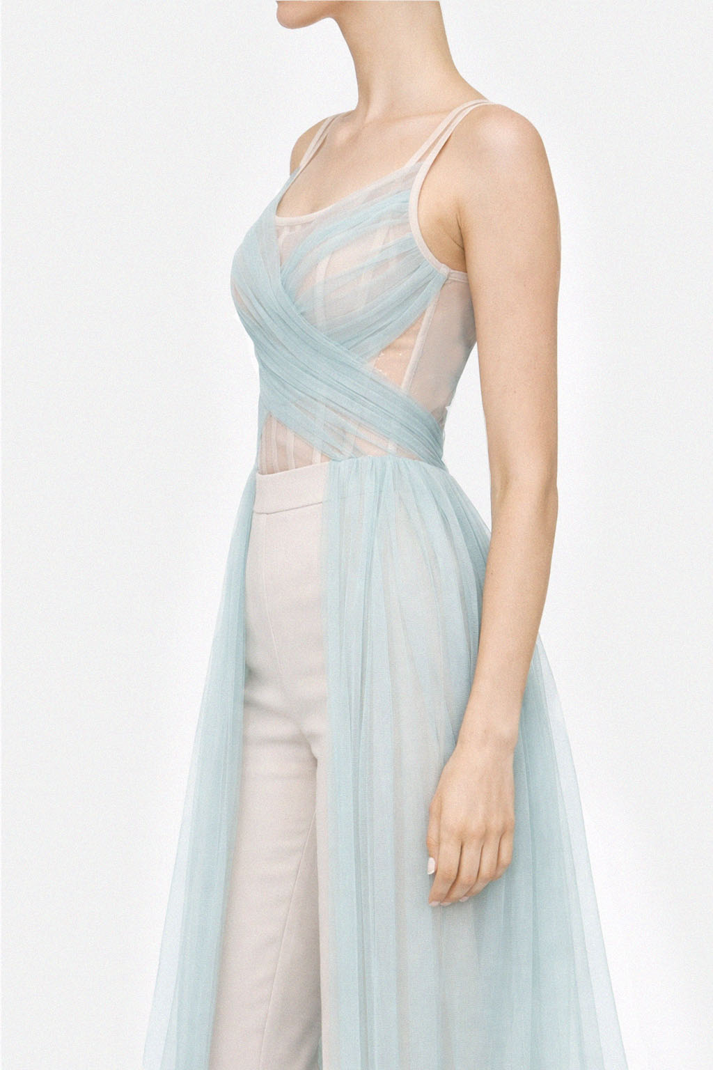 Top corsetto in crinolina nude con drappeggio incrociato in tulle azzurro e pannelli lunghi